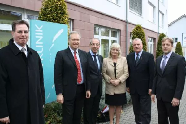 Bild: Staatssekretärin und Landtagsvizepräsident in der Emma Klinik in Seligenstadt