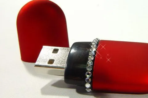 Bild: Ein Kundengeschenk für Business-Frauen - USB-Stick „Lady Crystals“ bringt femininen Erfolg elegant zum Ausdruck