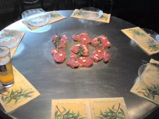 Schatz, heut bleibt die Küche kalt - wir kochen auf dem heißen Tisch Bild: Schatz, heut bleibt die Küche kalt - wir kochen auf dem heißen Tisch