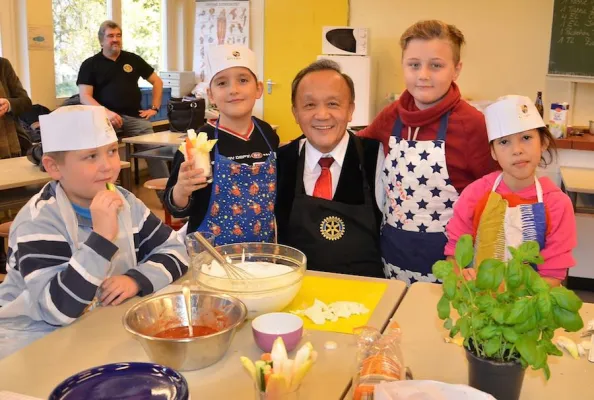 Bild: Beim Kochen fürs Leben lernen – Berliner Rotary Clubs unterstützen Kinder der Amalienhof-Grundschule Spandau