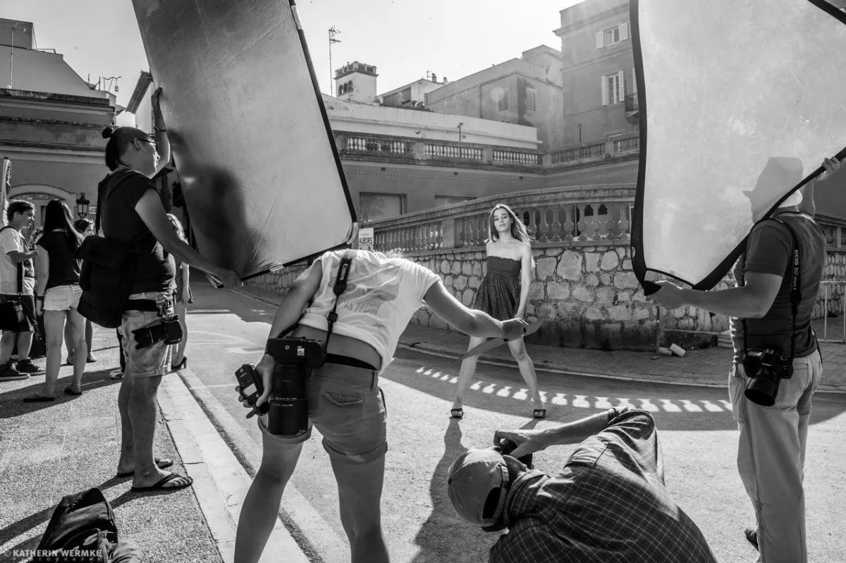 Models shooten mit verschiedenen Hilfsmitteln in Barcelona