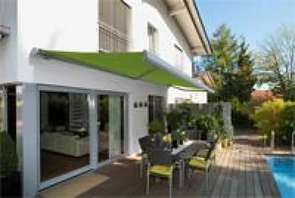 Bild: Elegant und robust im edlen Metall-Look - Kassettenmarkise von markilux punktet mit pflegeleichter Eloxierung