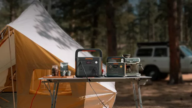 Bild: Jackery launcht E1000 v2 Powerstation mit 1 kWh, Mini-Pendant E240 v2 und optimiertes SolarSaga 100W Panel