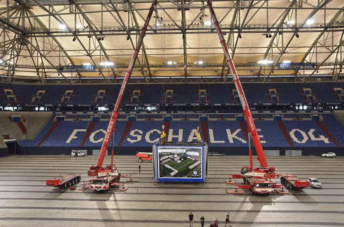 Der seit 2001 unter dem Dach der VELTINS-Arena hängende Videowürfel wird demontiert.