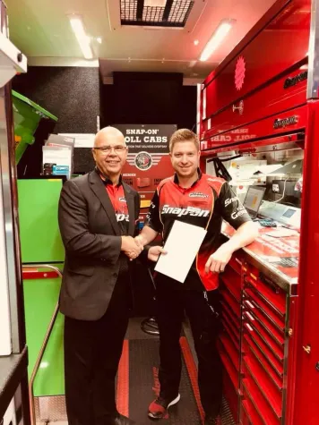 Vertragsverlängerung auf der Automechanika Bild: Vertragsverlängerung auf der Automechanika