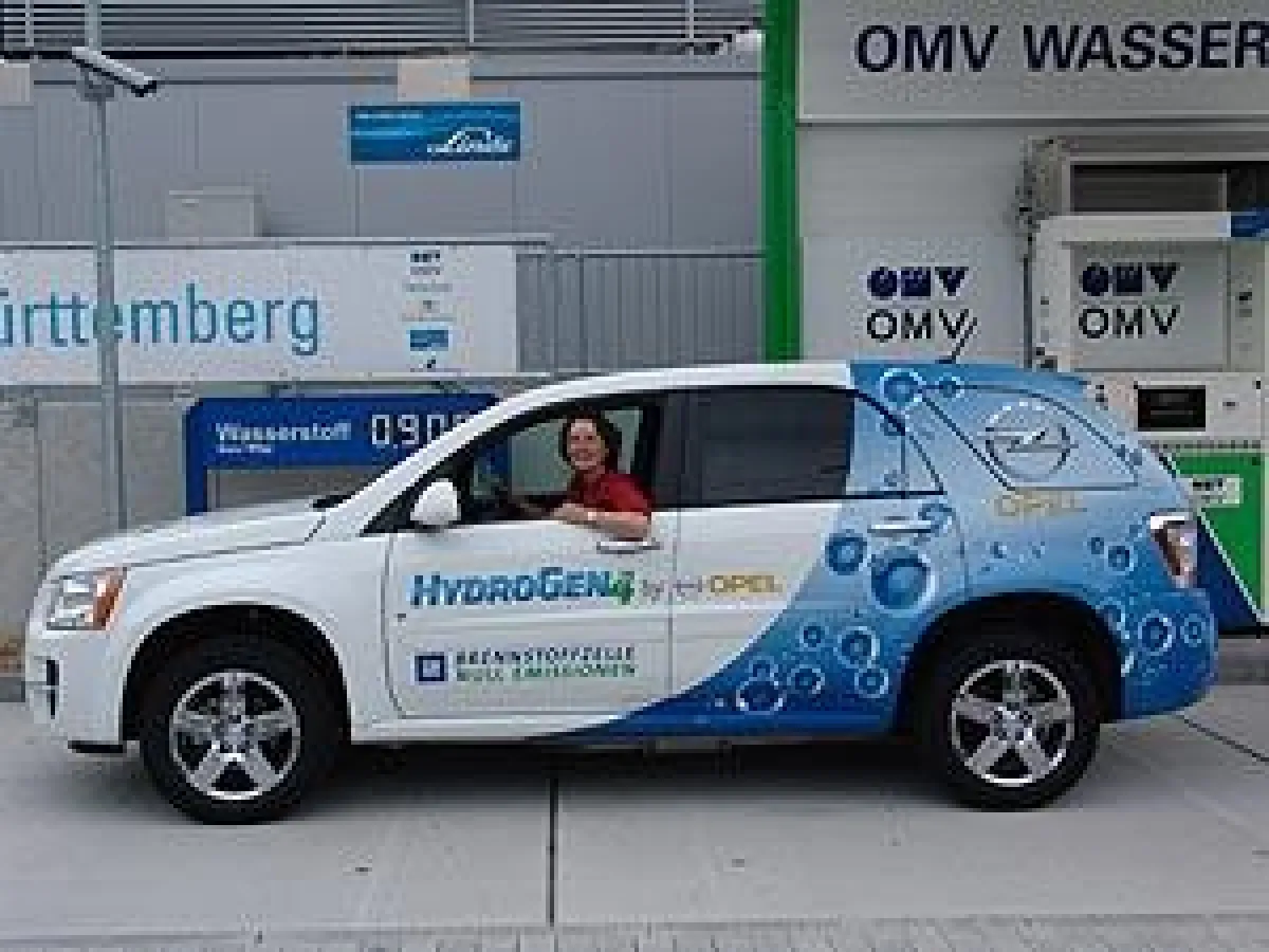 Während des Brennstoffzellen-Fachforums „f-cell“ steht das Brennstoffzellenfahrzeug HydroGen4 von Opel für Probefahrten rund um den Veranstaltungsort, das Stuttgarter Haus der Wirtschaft, bereit. Foto