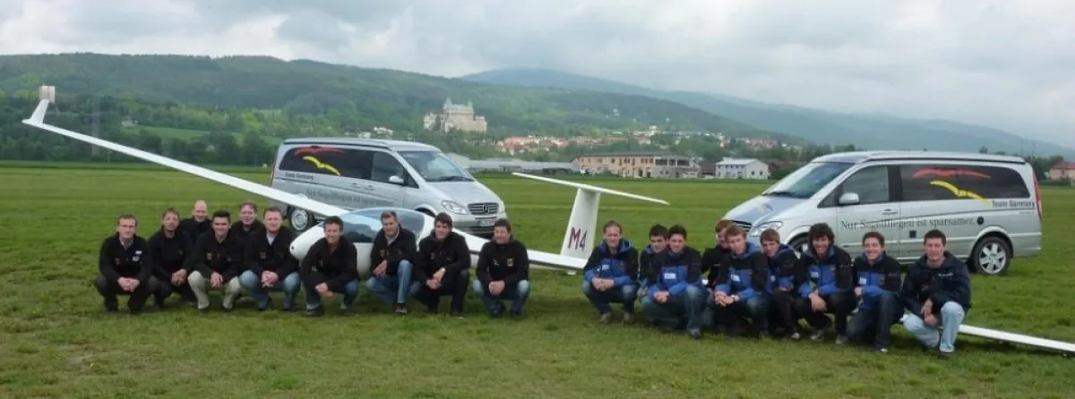 Das deutsche WM-Team der Club- und Standardklasse bereitete sich gemeinsam mit den Doppelsitzer- und Juniorenkaderpiloten vom 08. bis 16. Mai 2010 in Prievidza/Slowakei auf die dort im Juli 2010 statt