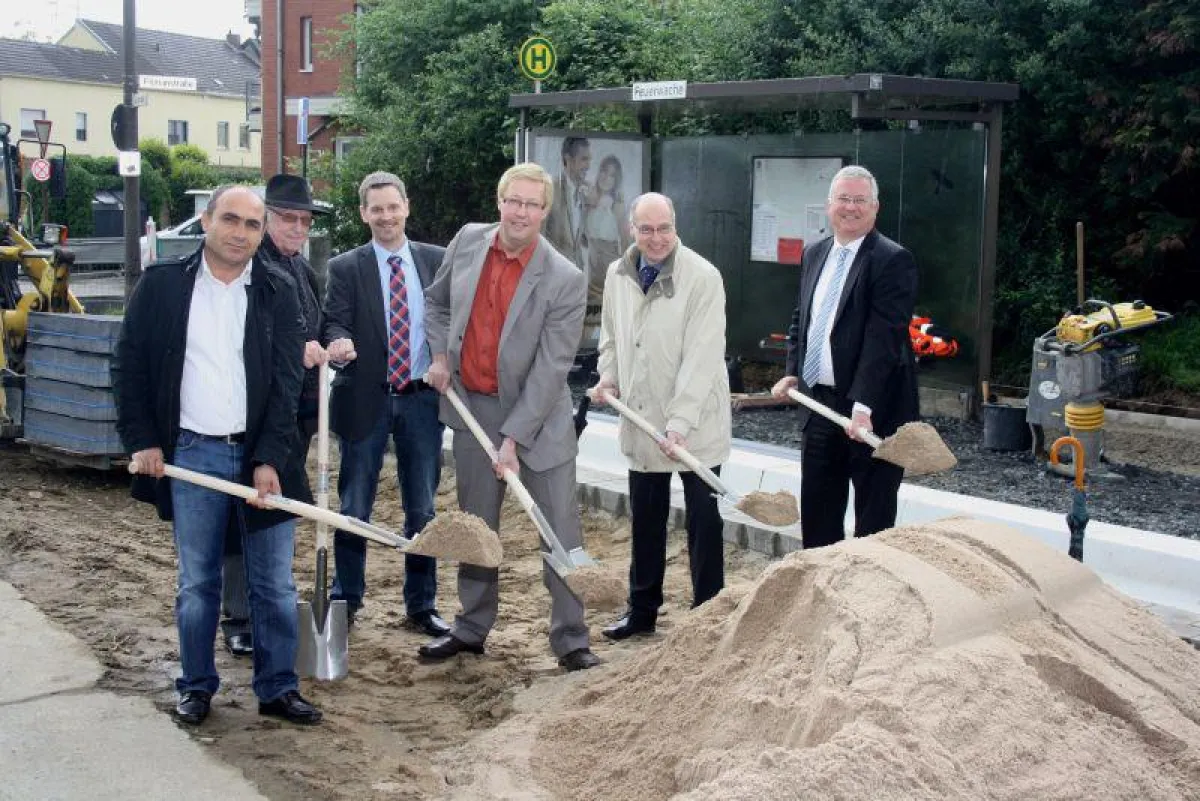 Baustart für moderne Bushaltestellen:v.l. Bauunternehmer Adil Simsik, Stadtverordneter Kurt P. Schne