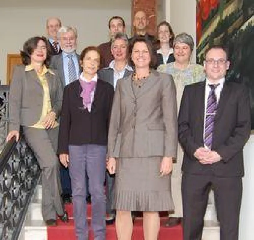 Das Projektteam aus DIFE, IGV GmbH, ILU e.V., TU Berlin bei Übergabe des Bescheids durch Ministerin Aigner