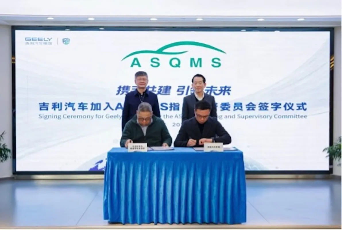 Geely und Vertreter des Standards bei der Unterzeichnung (© ASQMS Deutschland GmbH)