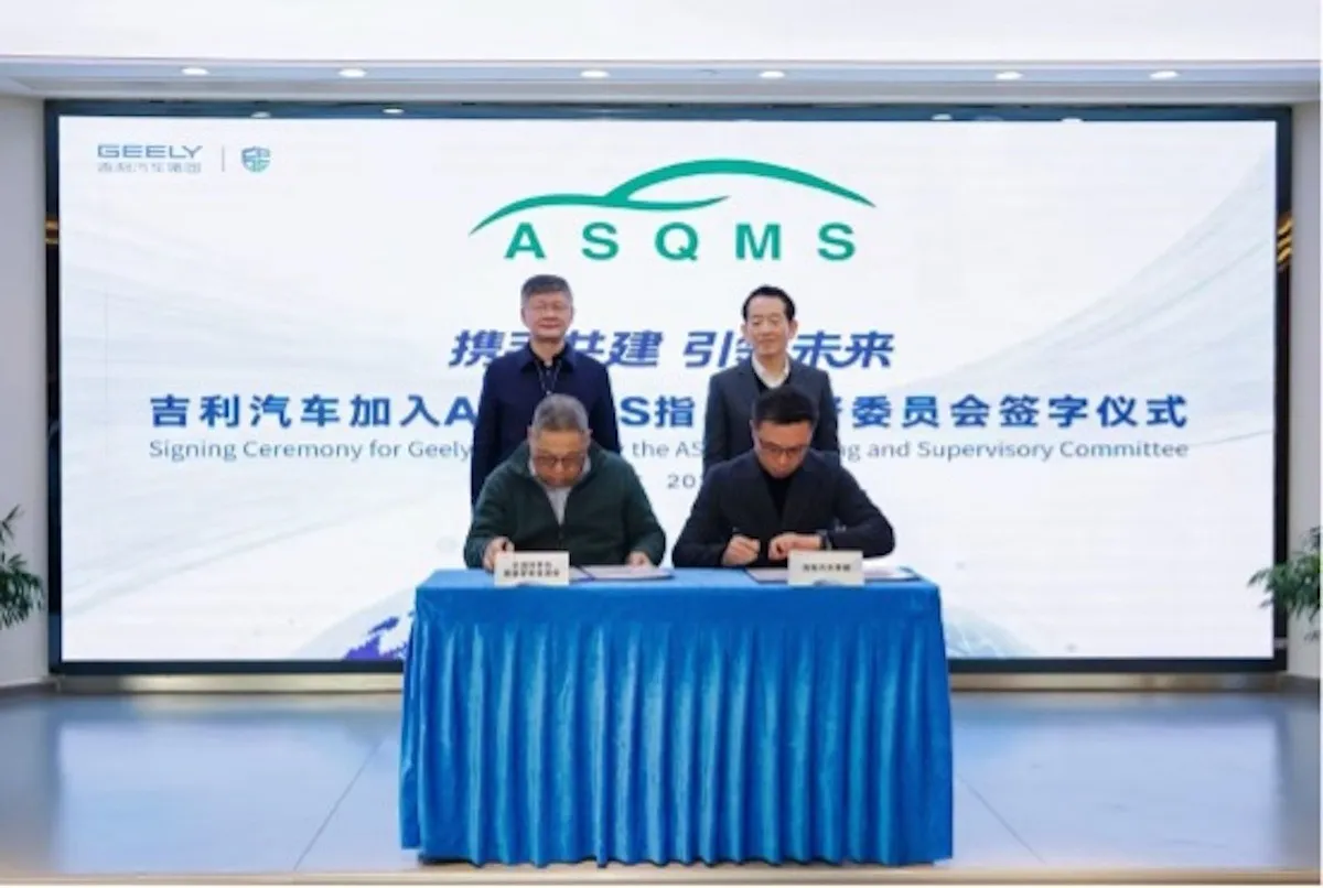 Geely und Vertreter des Standards bei der Unterzeichnung (© ASQMS Deutschland GmbH)