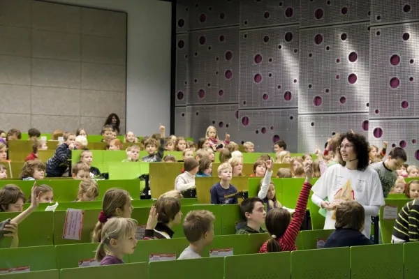 Bild: Junior-Studenten der KinderHochschule wurden zu Zahndetektiven und verloren Angst vor dem Zahnarztstuhl