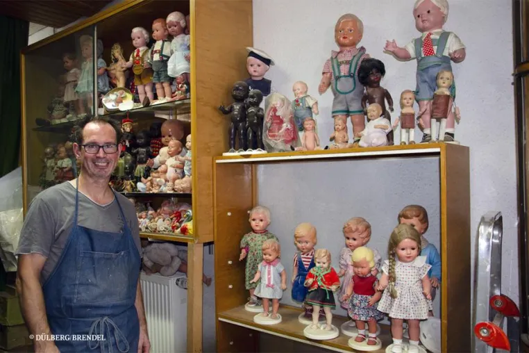 Klebstoffe beim Puppendoktor: Der Mann, der Puppeneltern wieder zum Strahlen bringt Bild: Klebstoffe beim Puppendoktor: Der Mann, der Puppeneltern wieder zum Strahlen bringt