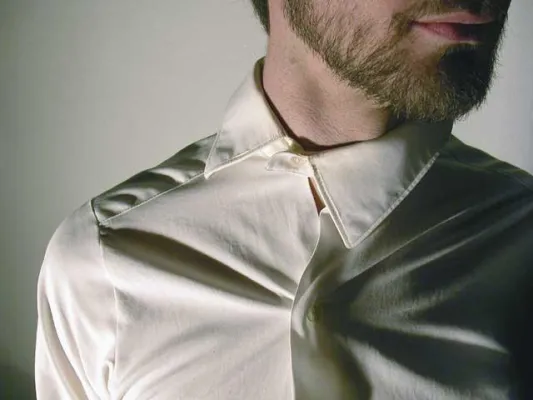 Bild: … u. a. weiße hemden. Manchmal sagt die Kleidung mehr aus, als sich ihr Träger zu sagen traut.