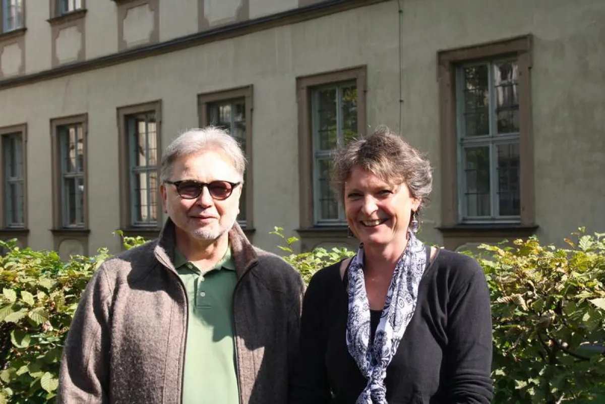 Joachim Kügler (l.) und Johanna Stiebert erforschen gemeinsam die Bibel in Afrika. (Julia Dreßen/Universität Bamberg)