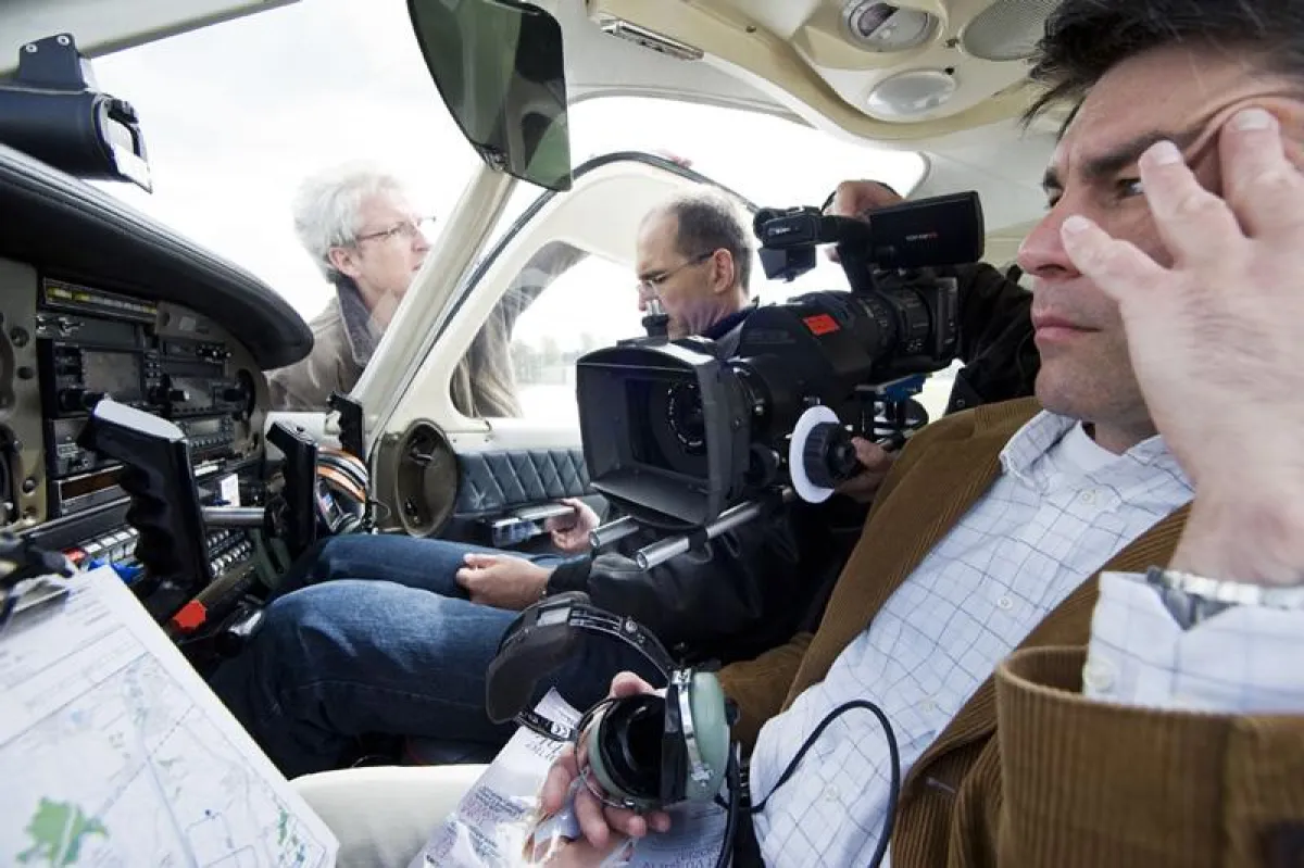 Peter Flume und Schauspieler Kai Schrickel bei den Dreharbeiten am Flugplatz Rendsburg-Schachtelholm