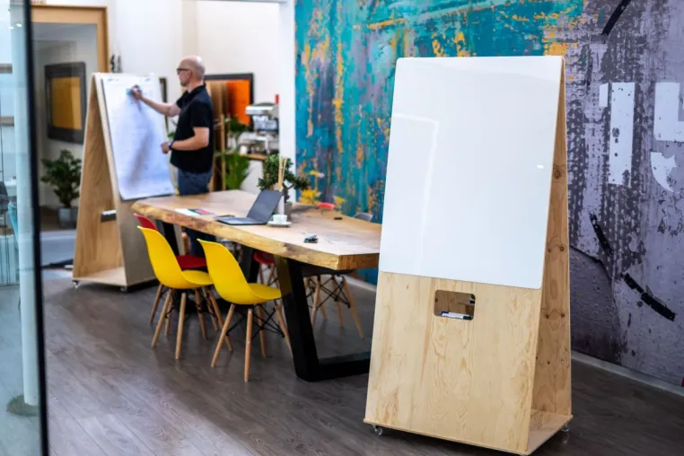 Bild: Der kleinste Meetingraum der Welt - Mobiles Flipchart & Whiteboard in einem