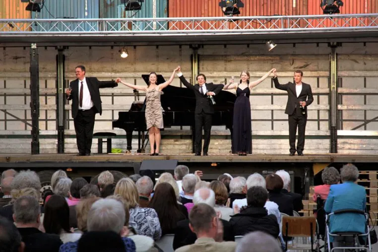 Neue Töne in Bonn: Klassik beim Bonner Hafenkonzert zwischen Containern und Kran Bild: Neue Töne in Bonn: Klassik beim Bonner Hafenkonzert zwischen Containern und Kran