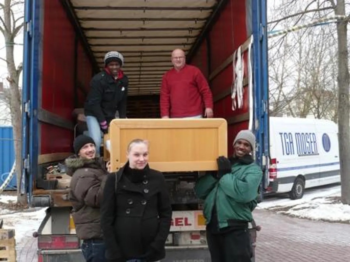 Katrin Thele und die Mitglieder von „1 Love“ nehmen die Bettenspende des Asklepios Klinikums Bad Abbach in Empfang.