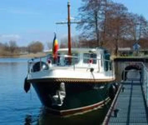 Bild: Boot fahren in Meck-Pom