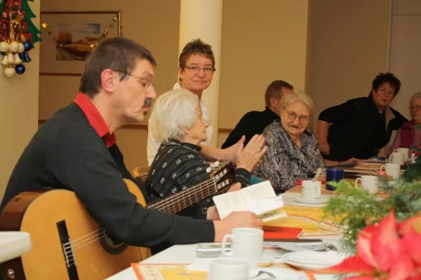 Bild: Vorweihnachtliche Stimmung bei den Bewohnern im Gräfin-von-Heininger-Haus