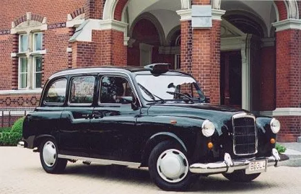 Airport-Transfer mit London-Taxi oder Rolls-Royce Silver Wraith ab Berlin-Tempelhof, Berlin-Schönefeld, Berlin-Tegel oder Berlin-Strausberg in die Kaiserbäder nach Usedom. Bild: Airport-Transfer mit London-Taxi oder Rolls-Royce Silver Wraith ab Berlin-Tempelhof, Berlin-Schönefeld, Berlin-Tegel oder Berlin-Strausberg in die Kaiserbäder nach Usedom.