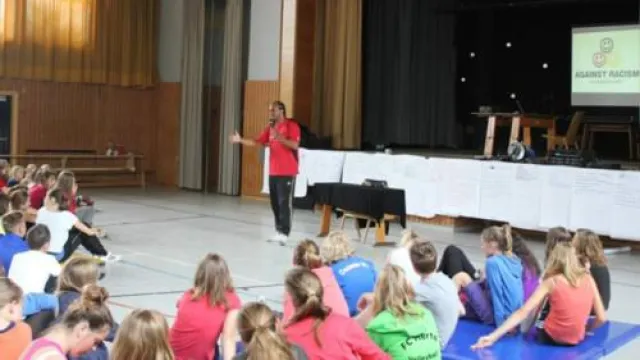 Bild: 2schneidig engagiert sich für Toleranz und Demokratie mit Antirassimusprojekttagen an Gymnasium in der Pfalz