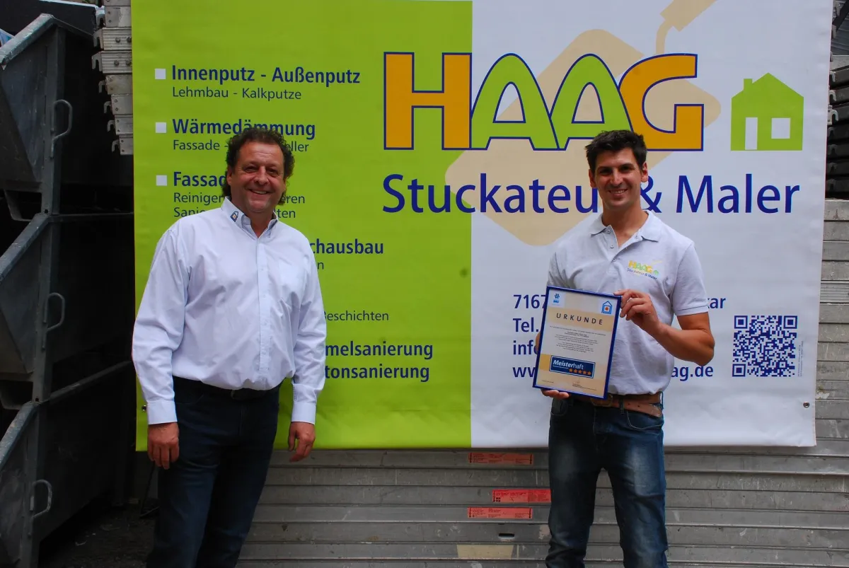 Stuckateurmeister Steffen Haag erhält  die „Meisterhaft-Urkunde“ vom Obermeister Klaus Steidle.