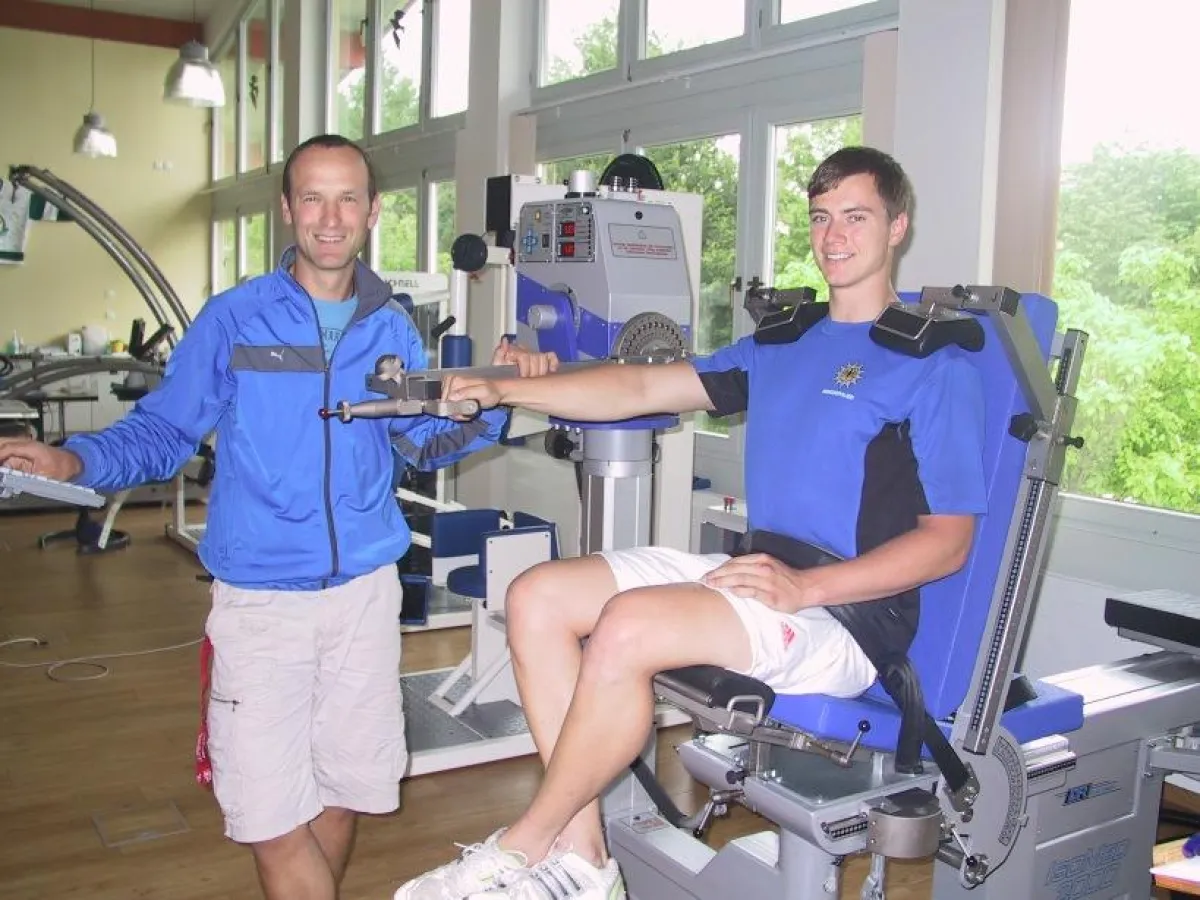 Christian Gilles, Sportwissenschaftler, und Johannes Ludwig, Junioren-Weltmeister im Rennrodeln Einsitzer, beim Abschluss-Test