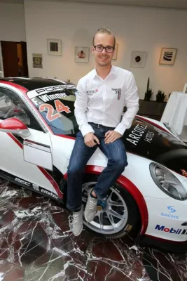 Bild: ARCOTEL Hotels sind Sponsor von Rennfahrer Felix Wimmer