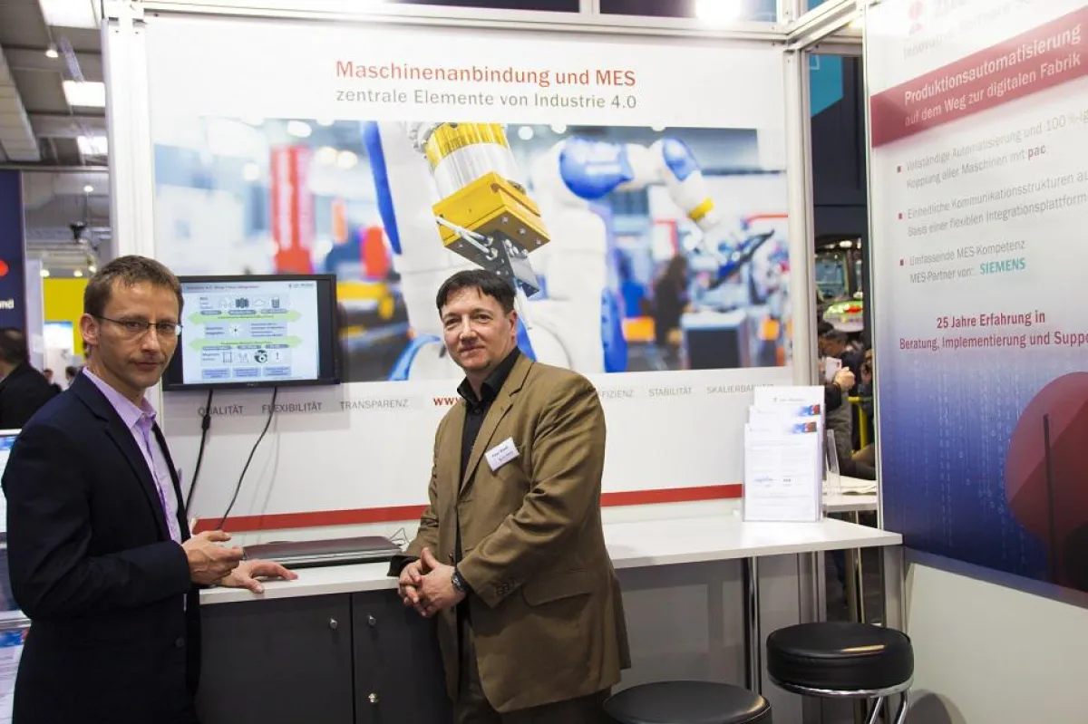 Bildunterschrift: Gerald Rampf (li.) und Paul Riedl (re.) auf der Hannover Messe