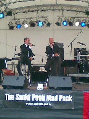 Bild: The Sankt Pauli Mad Pack mit Live-Band auf dem Kiez