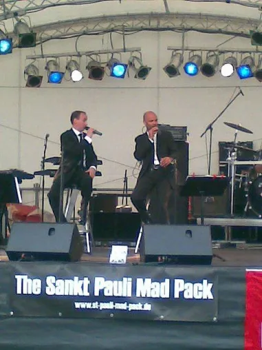 Bild: The Sankt Pauli Mad Pack mit Live-Band auf dem Kiez