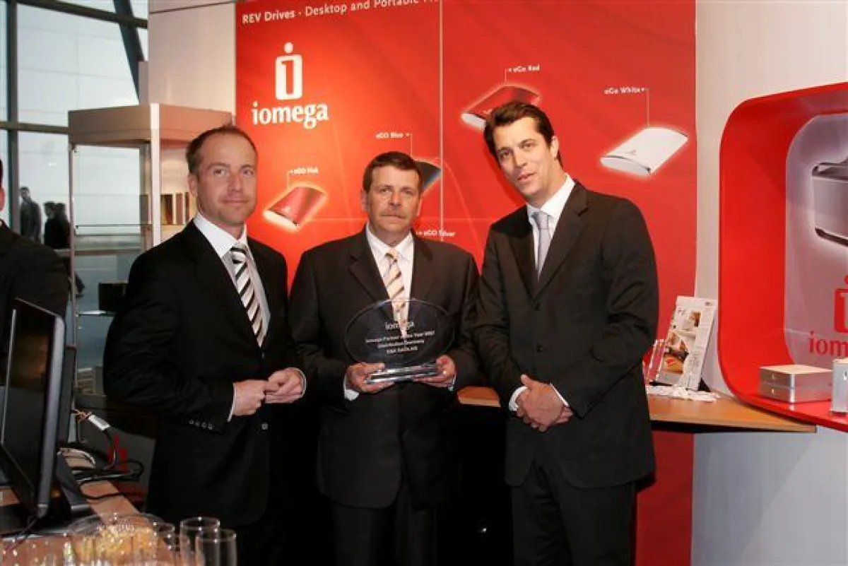 Von links: Peter Stelter, Frank Reichert (beide E&K DATA), Romain Cholat (Iomega)