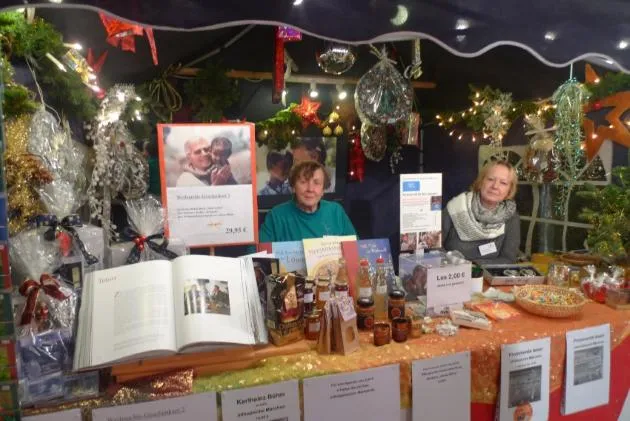 Bild: Ehrenamtlicher Weihnachts-Zauber der Stiftung Menschen für Menschen auf dem Münchner Winter-Tollwoodfestival