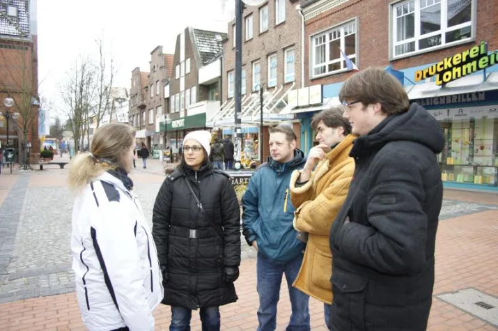 Bild: Kinderwagenstau in der Fußgängerzone