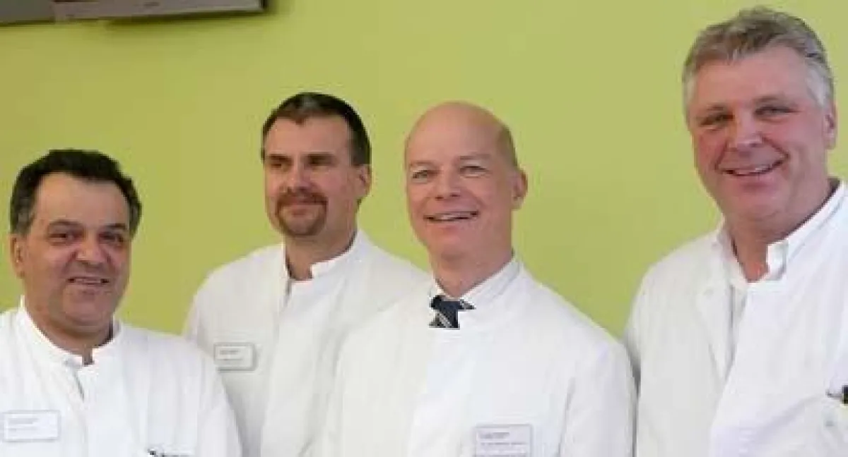 Das Team der Chirurgie um Chef Dr. Markus Meibert mit dem Ärztlichen Direktor Dr. Ralph Schumacher.