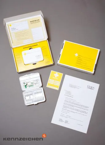 Bild: Kölner Agentur Kennzeichen b leistet erste Hilfe. Direct-Mailing in Form eines Verbandskastens überzeugt Entscheider