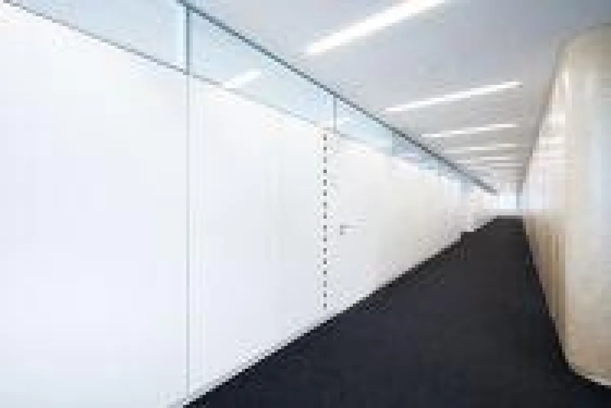 Das Glasband löst die nicht tragenden Bürotrennwände optisch von der Stahlbetondecke