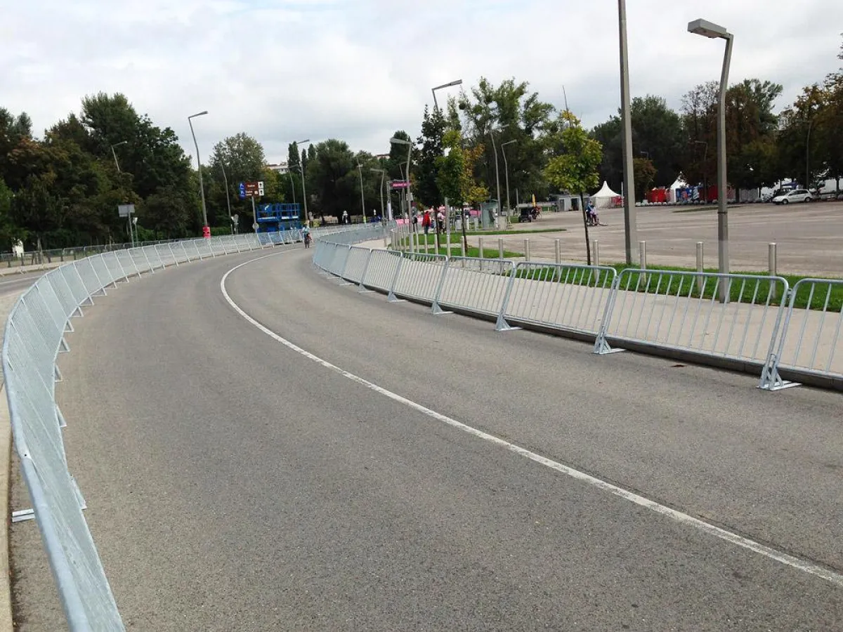 Mannesmanngitter mit schrägem Fuß; Fotocopyright: Production Rental Service