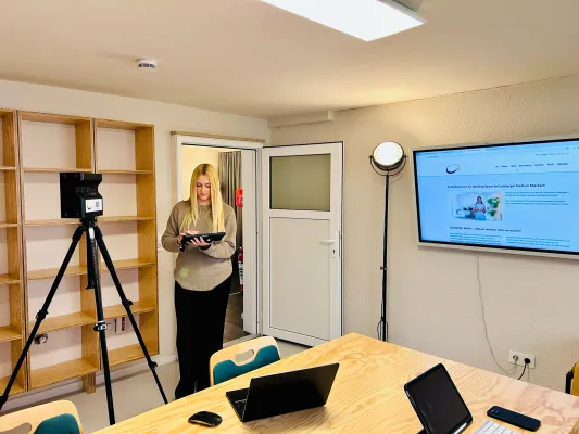 Bild: Nachwuchs trifft Mediengestaltung: Emilia begleitet Leinberger Media