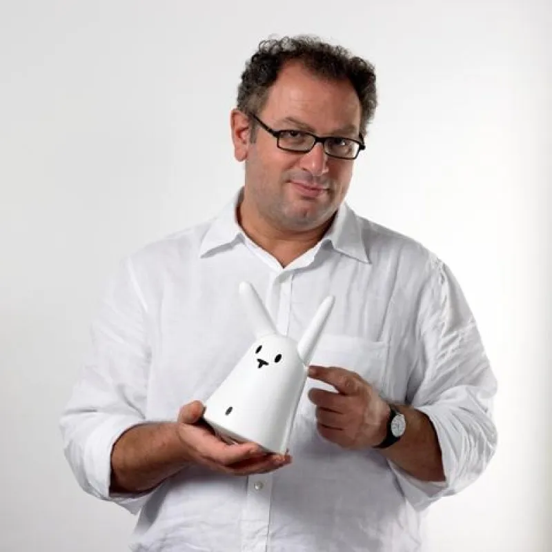 Rafi Haladjian, Mitgründer von violet, mit dem WLAN-Hasen Nabaztag