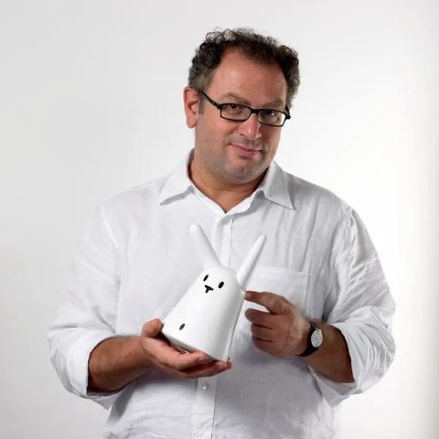 Rafi Haladjian, Mitgründer von violet, mit dem WLAN-Hasen Nabaztag