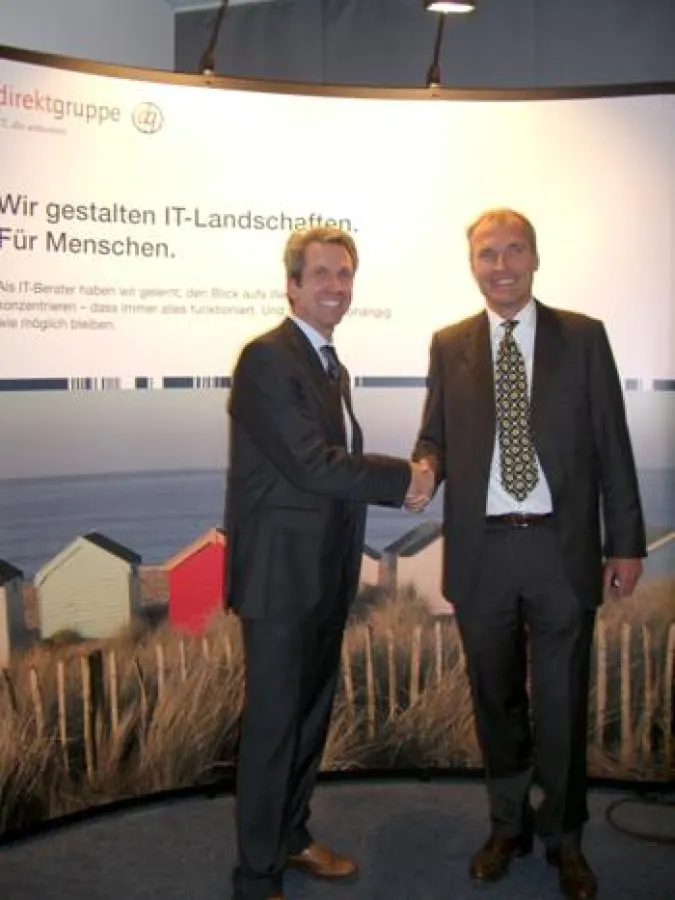 Foto (direkt gruppe): Michael Müller-Berg (r.), Direktor Lösungsgeschäft und Office Manager Köln (NRW), Microsoft Deutschland GmbH, heißt Kai Petersen, Geschäftsführer von networks direkt, auf dem Mic