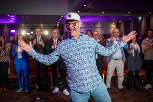 Bild: Tischfußball Weltmeister begeistert beim Speaker Slam und gewinnt den Speaker Excellence AWARD