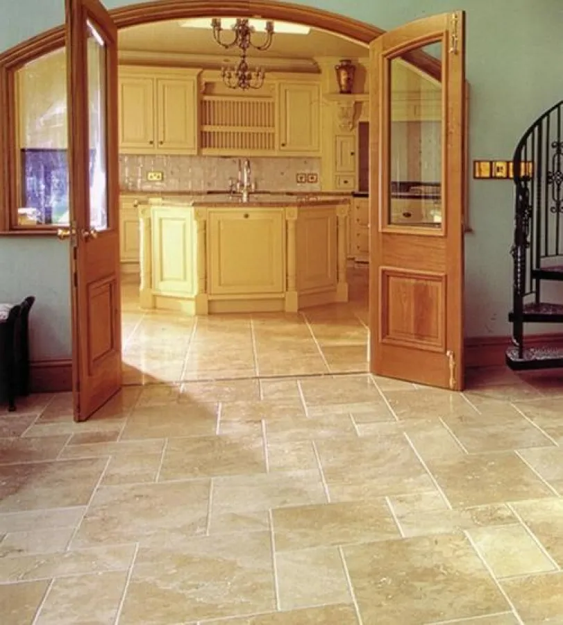 Natursteine und Fußbodenheizungen bilden die ideale Kombination für ein angenehmes und gleichzeitig ansehnliches Wohnraumambiente. Bildquelle: jonastone