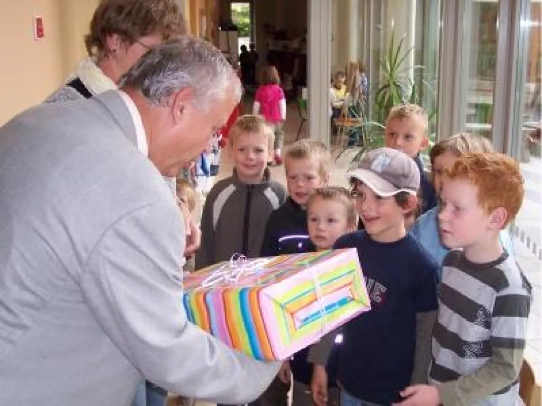 Geschäftsführer Lothar Faßmann bei der Überreichung des Schlaumäuse-Wissenspakets an die Kinder.