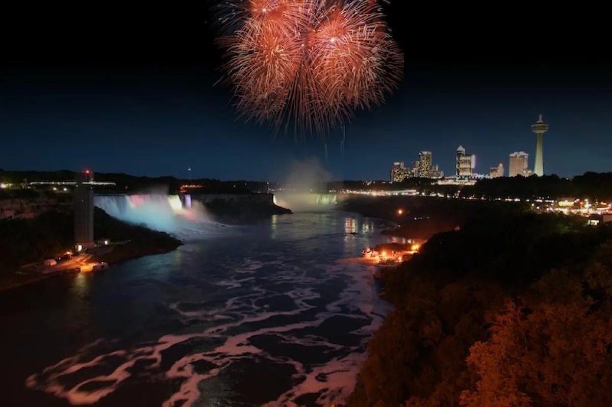 Feuerwerk an den Niagara Fällen