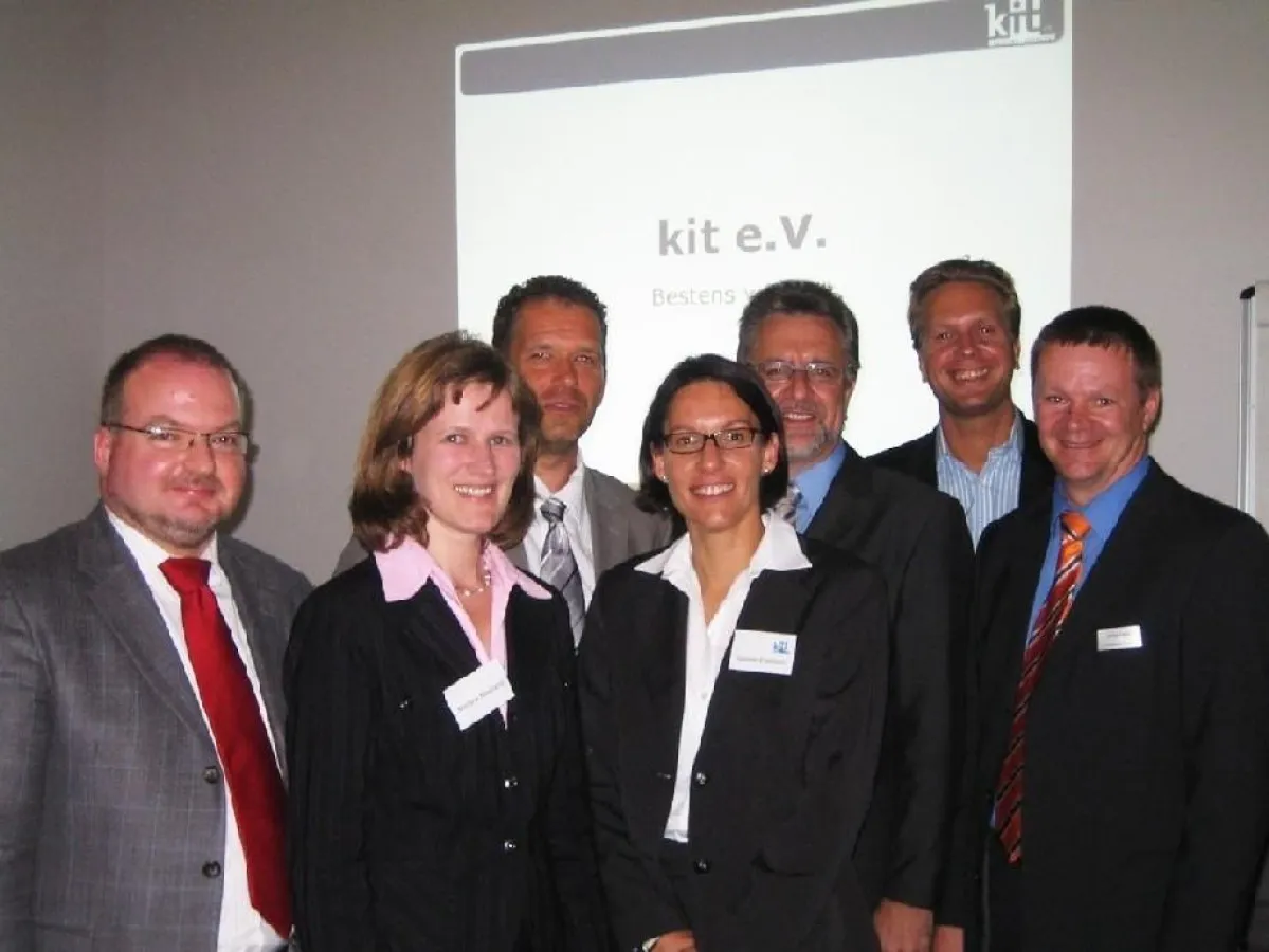 vorne: Andreas Thiel, Augsburg AG, Martina Medrano, Augsburg AG, Sabine Erlebach, datac, und Volker Falch, IT Akademie, hinten: Jörn Steinhauer, Alphasystems, Klaus Müller, eest! und Maik Schwarze, Mi