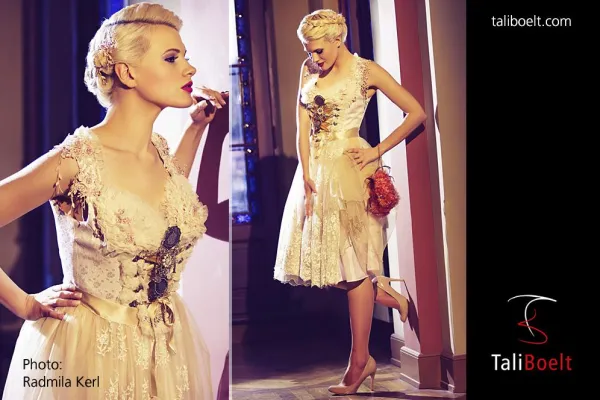 Bild: Mit einem Hochzeitsdirndl von TaliBoelt® Couture & Jewellery vor den Traualtar